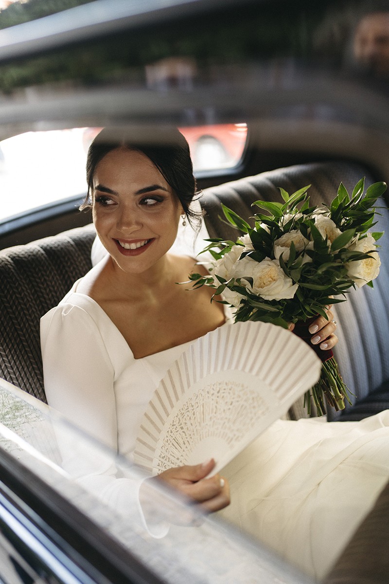 Llegada novia en coche clasico