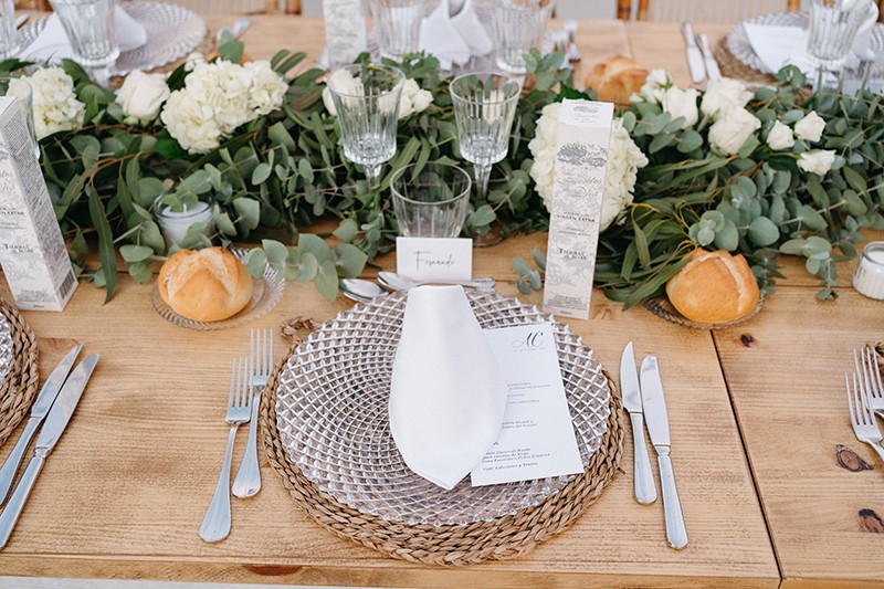 flores y cuberteria para una mesa bonita