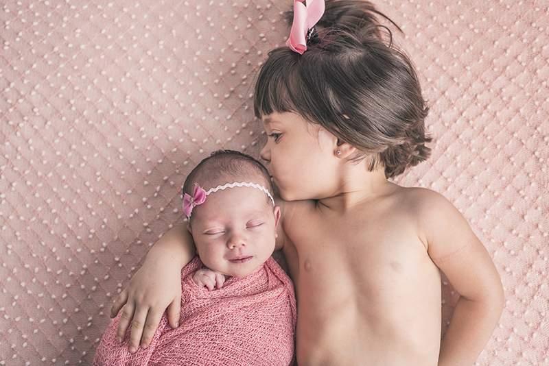 hermanitos pequeños juntos :: Fotógrafo recién nacidos