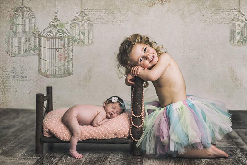 recién nacidos con hermanos bonitas :: Fotógrafo recién nacidos
