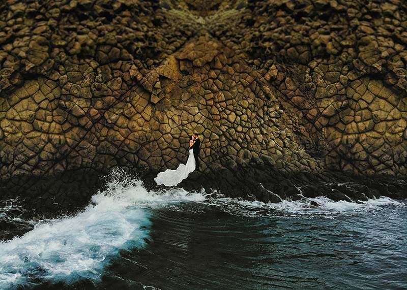 novios en las olas