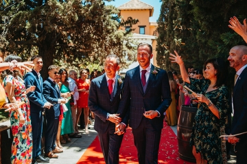 Fotógrafo de Bodas en Granada: pasillo con espadas para bodas