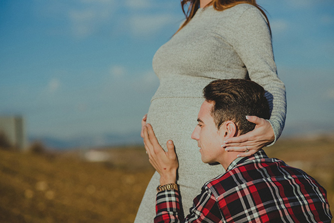 barriga de embarazada junto a su papa en fotos de estudio